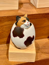 ひょこっとタマゴネコ(三毛猫)Hatching Cat