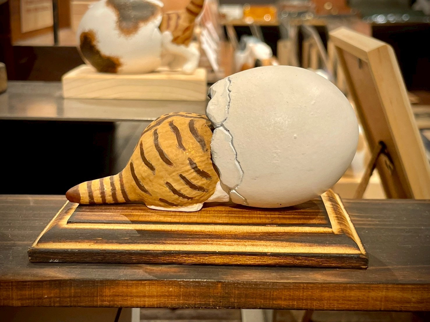 出てこないタマゴネコ(茶白)Keep me staying in my shell.