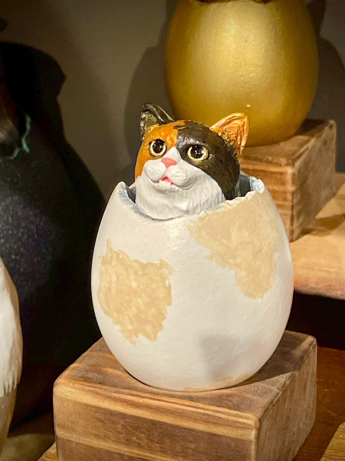 ひょこっとタマゴネコ(三毛猫)Hatching Cat