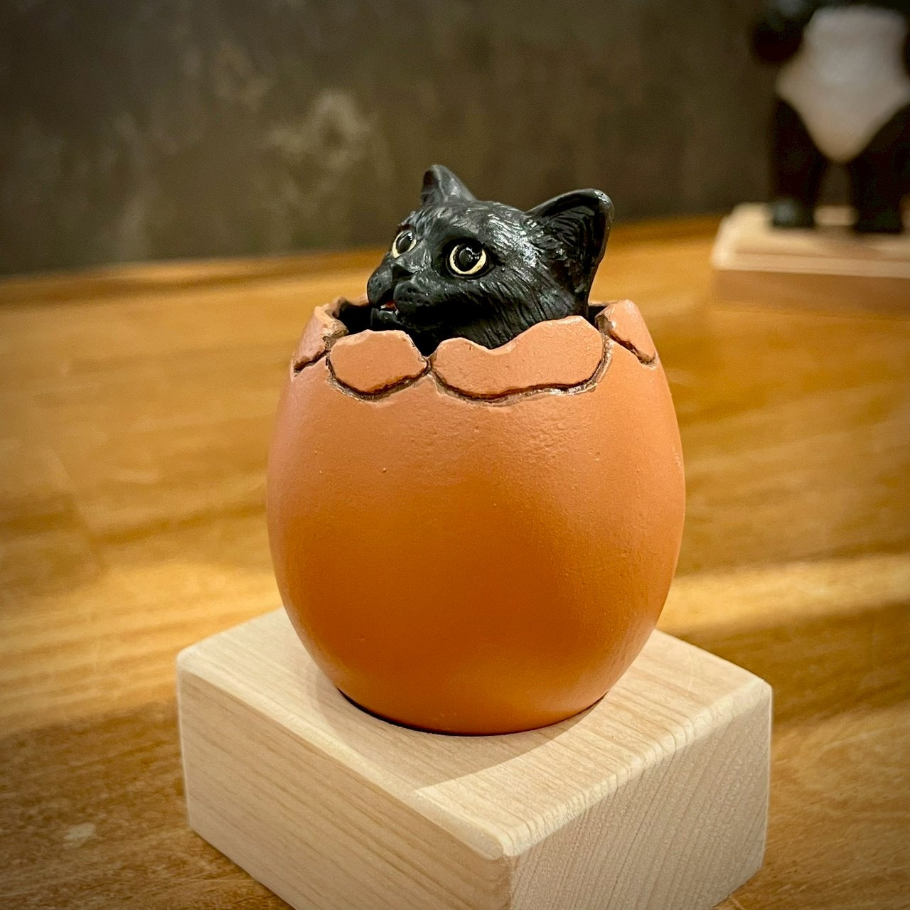ひょこっとタマゴネコ(黒ネコ)Hatching Cat