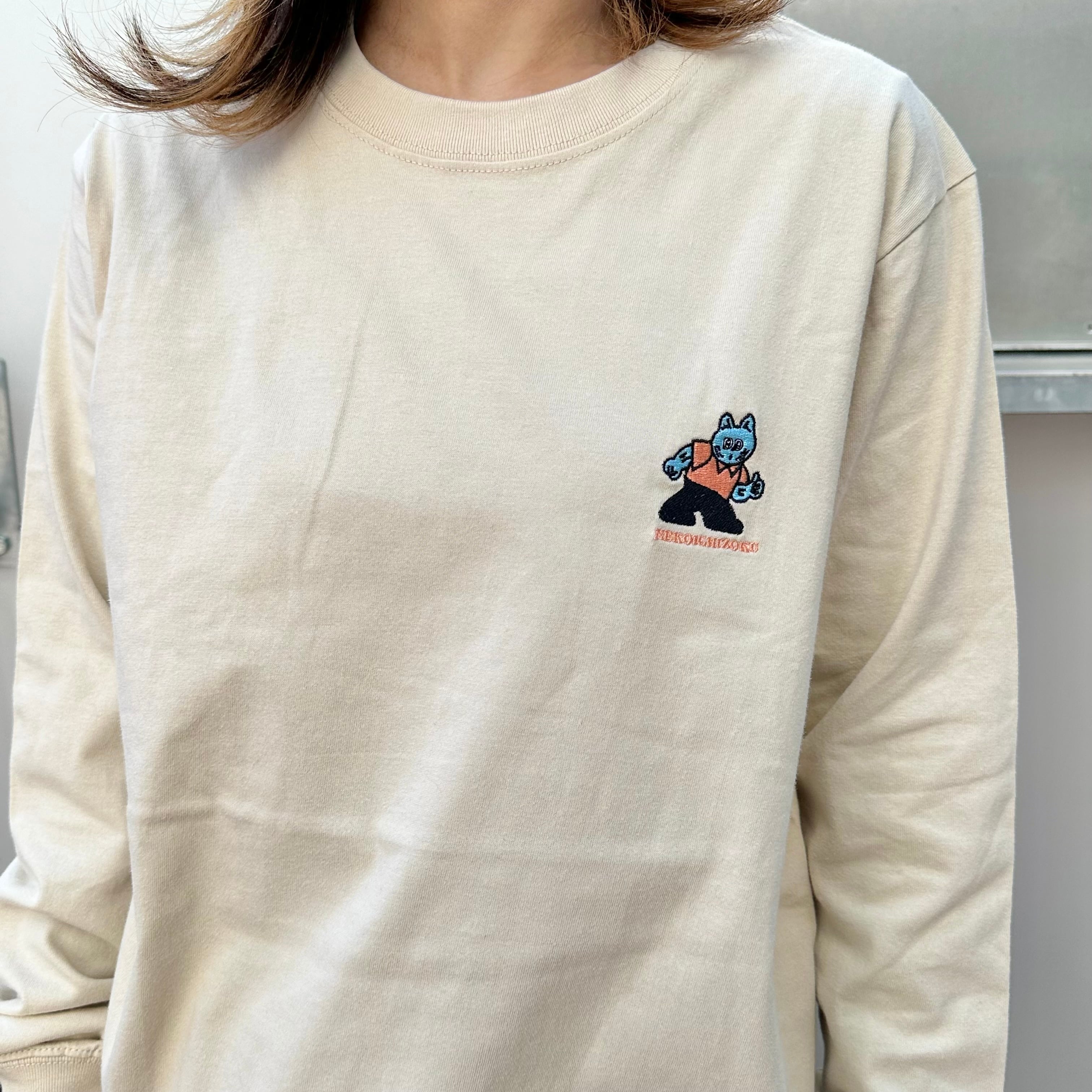 nekoichizoku 刺繍ロングスリーブ / サンドベージュ