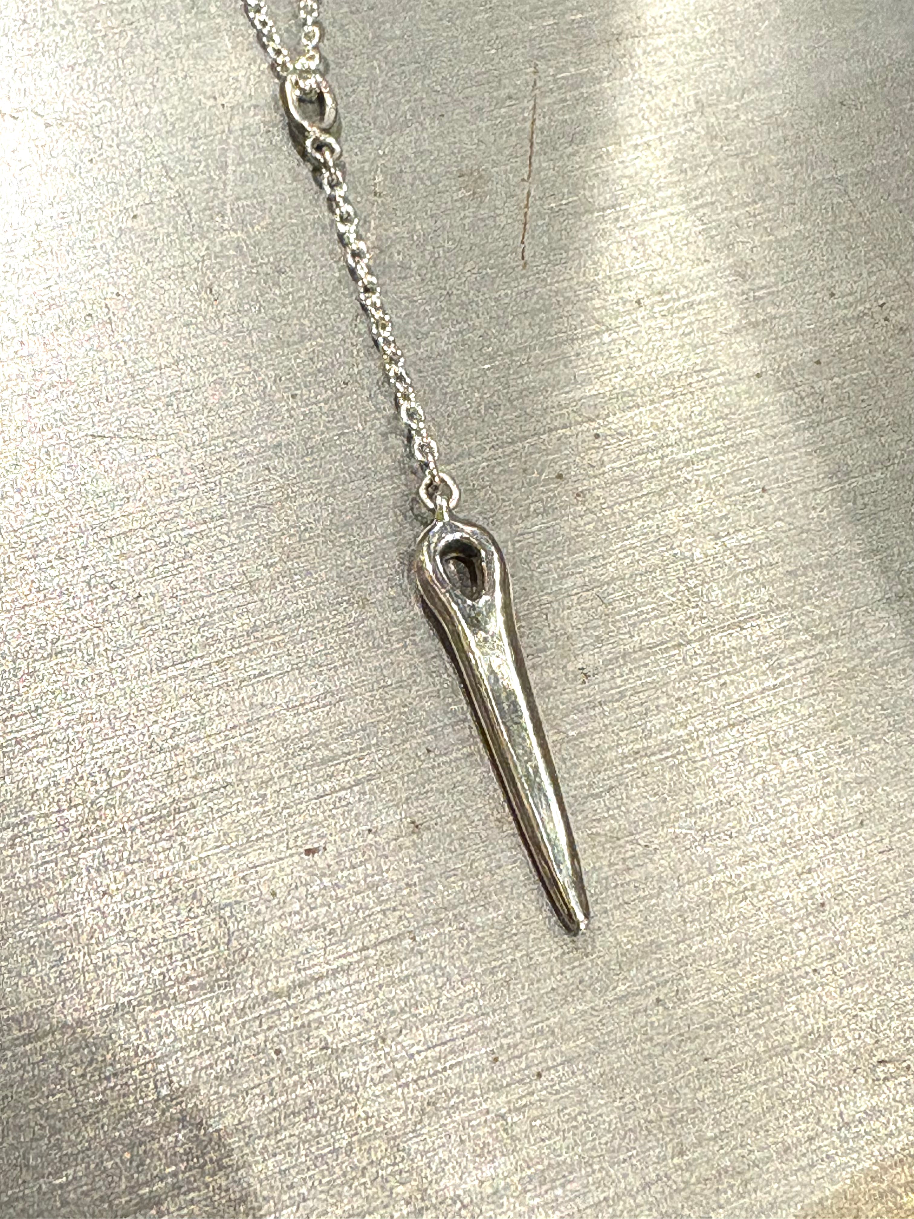 銀の針のペンダント